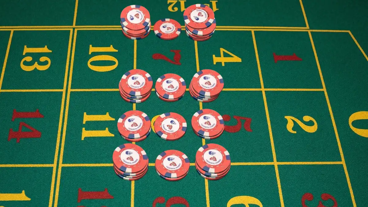 Raspored žetona za kompletan broj na rulet stolu pri maksimalnom ulogu.